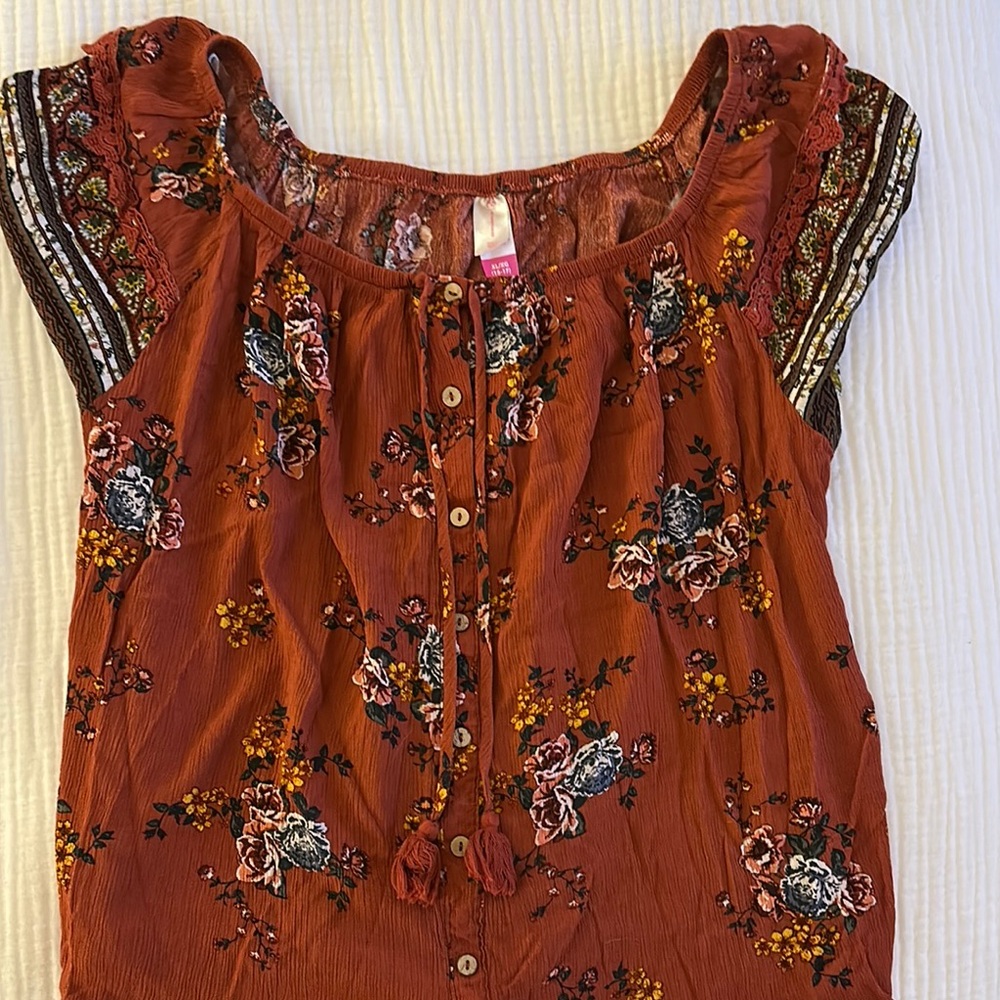 No Boundaries Size XL Floral Rust Top with Embroidered Details